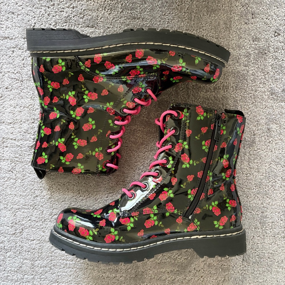 TORRID BETSEY JOHNSON Black Patent Leather Rose Print Combat Boots Size 9 NEW - Picture 6 of 11